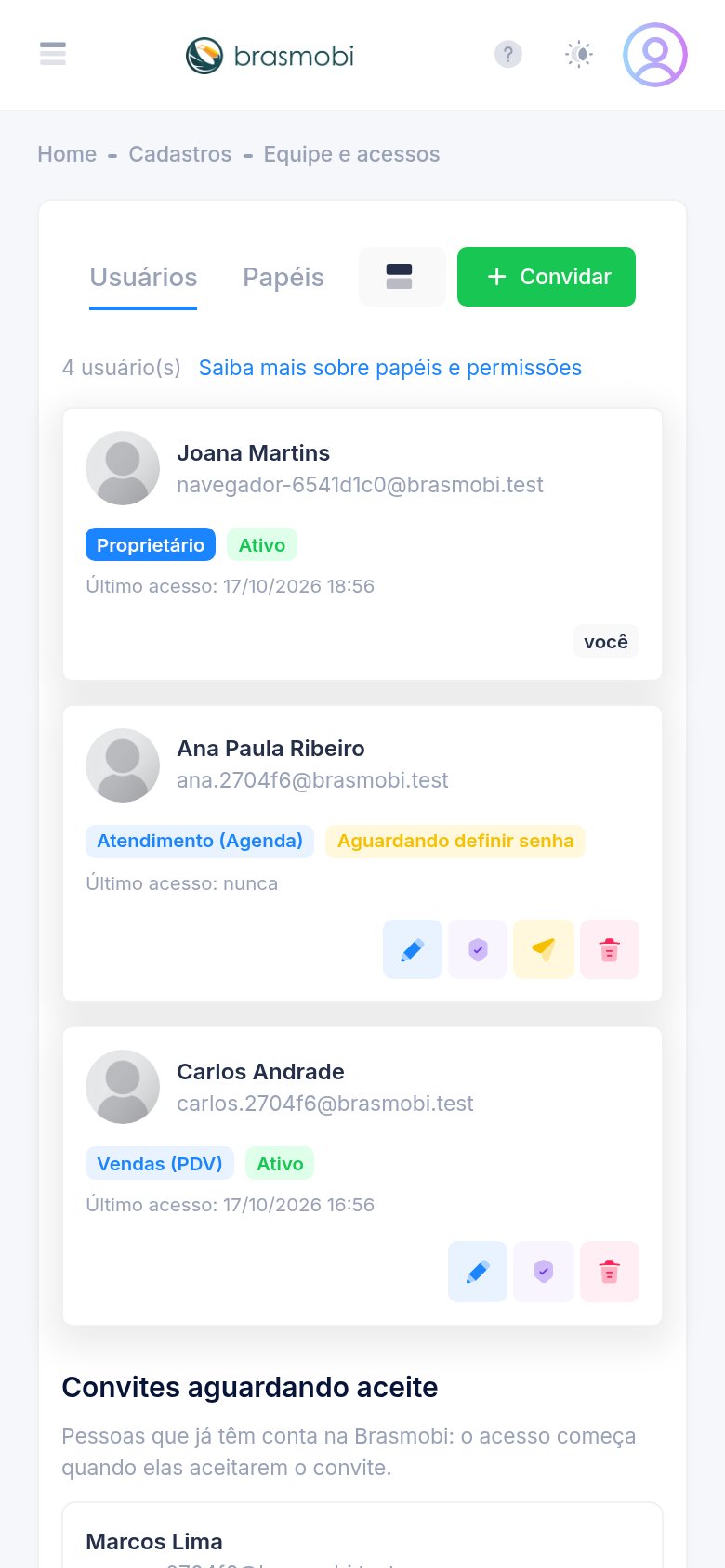 Tela Equipe e acessos no celular, com os usuários em cards